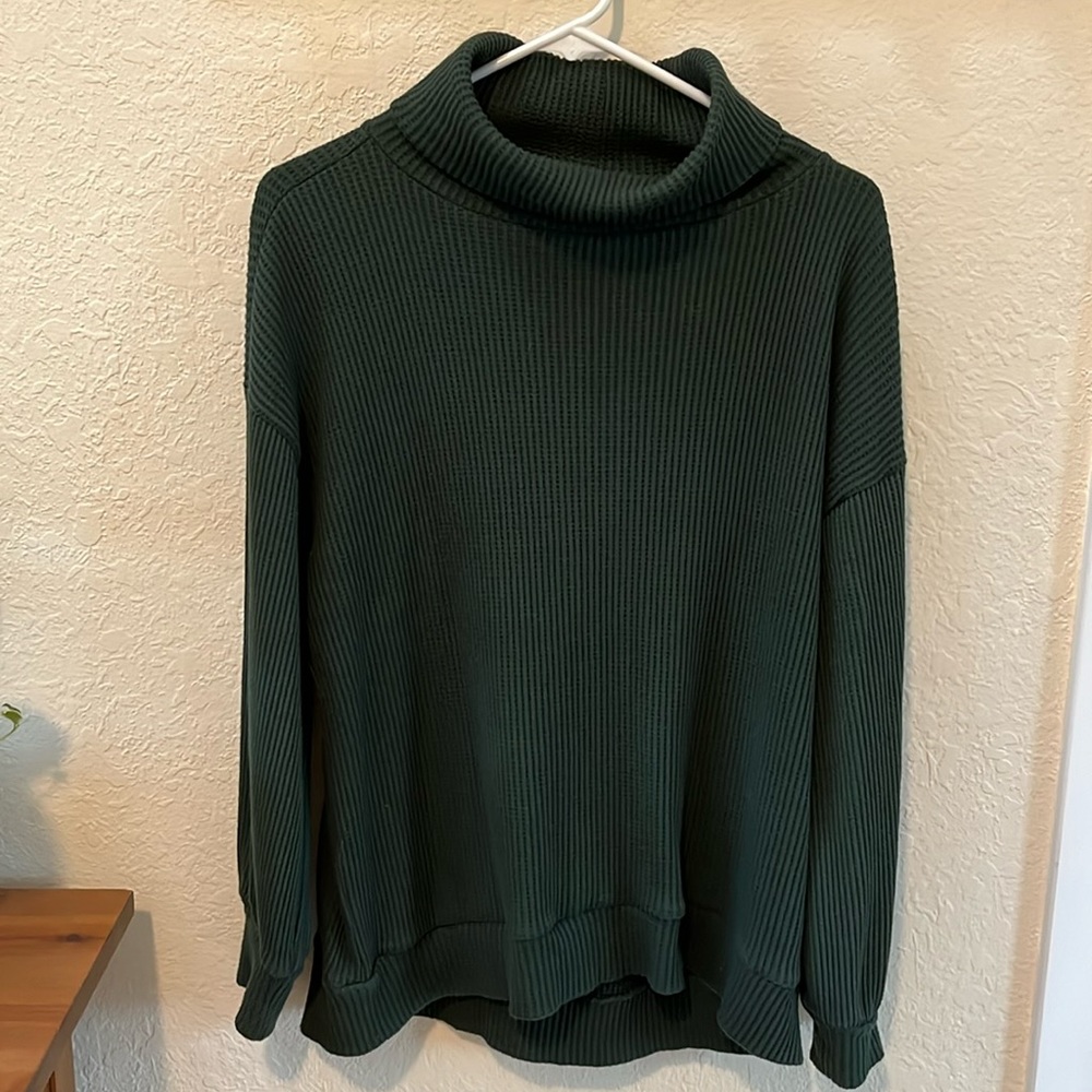 Gap women’s emerald green waffle turtleneck top, size small
